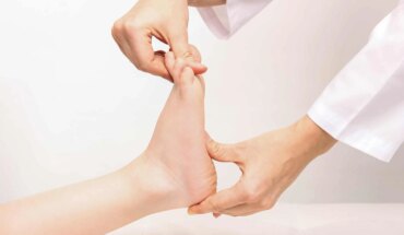 ravna stopala – uzrok, simptomi, liječenje